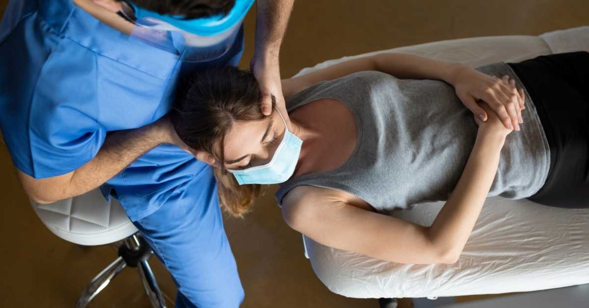 Manipulacja szyi a udar – czy niebezpieczeństwo jest realne?